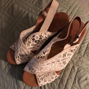 Cream color lace Wedge sandals